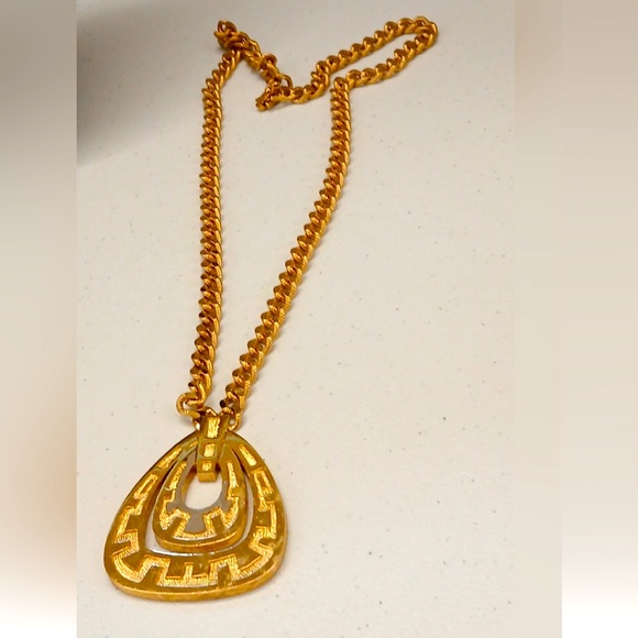 Vintage Large Gold Tone Big Pendant Monet Necklace - Picture 2 of 7
